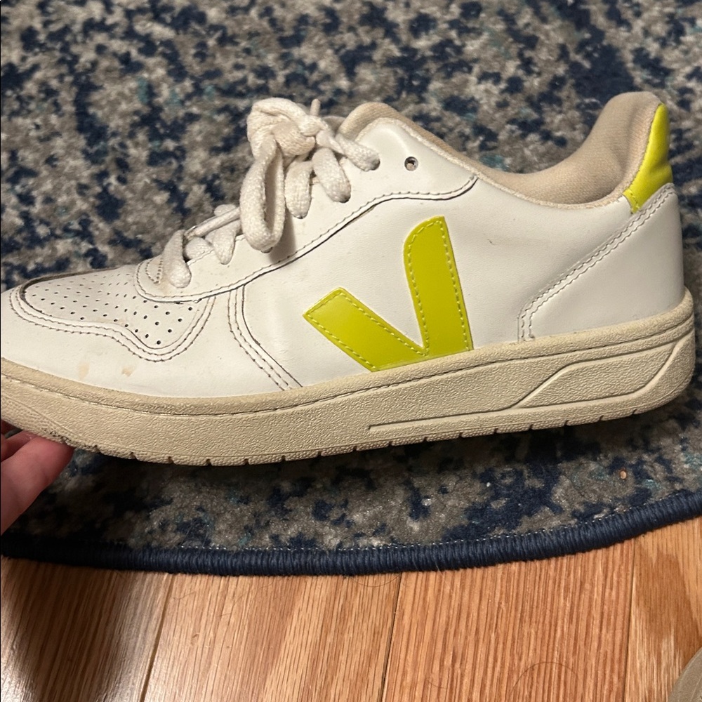 Veja womens size 6 Sneakers
